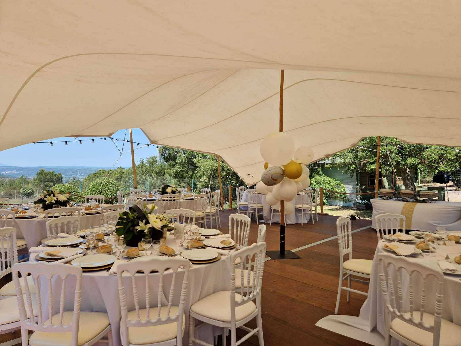 Brunch de mariage champêtre en Provence Une table élégamment dressée sous les oliviers, parfaite pour un lendemain de fête convivial.