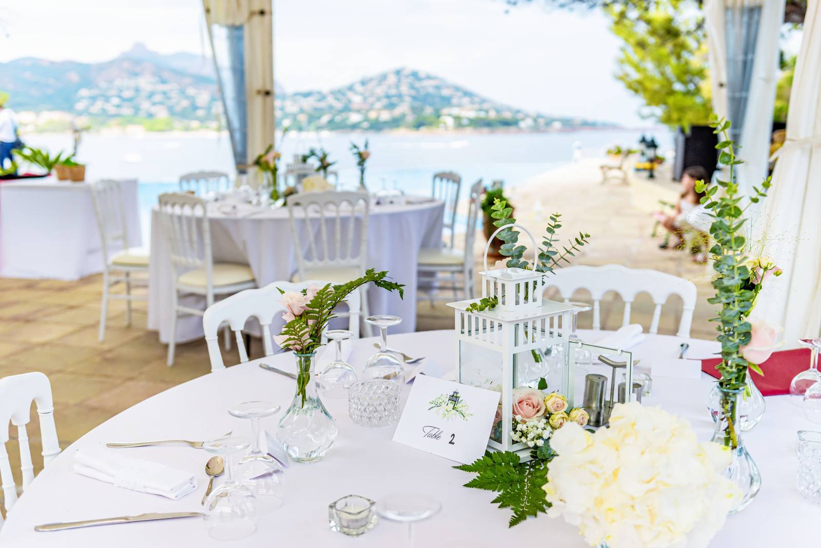 Installation et dressage des tables sur le lieux du mariage 