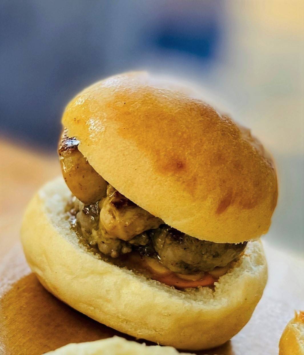 Animation culinaire de mini burgers en direct pour mariage en Provence Des bouchées gourmandes préparées à la minute devant vos invités pour un effet waouh garanti.