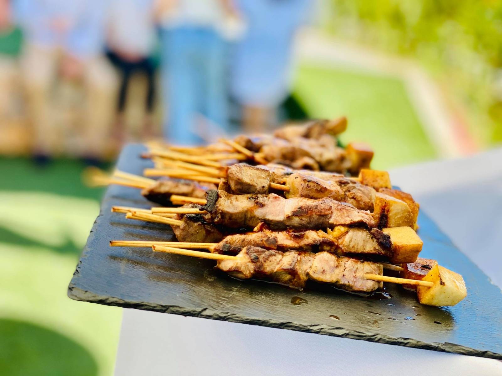 Animation barbecue chic pour mariage en Provence Viandes et légumes grillés en direct devant vos invités pour une ambiance conviviale et raffinée.