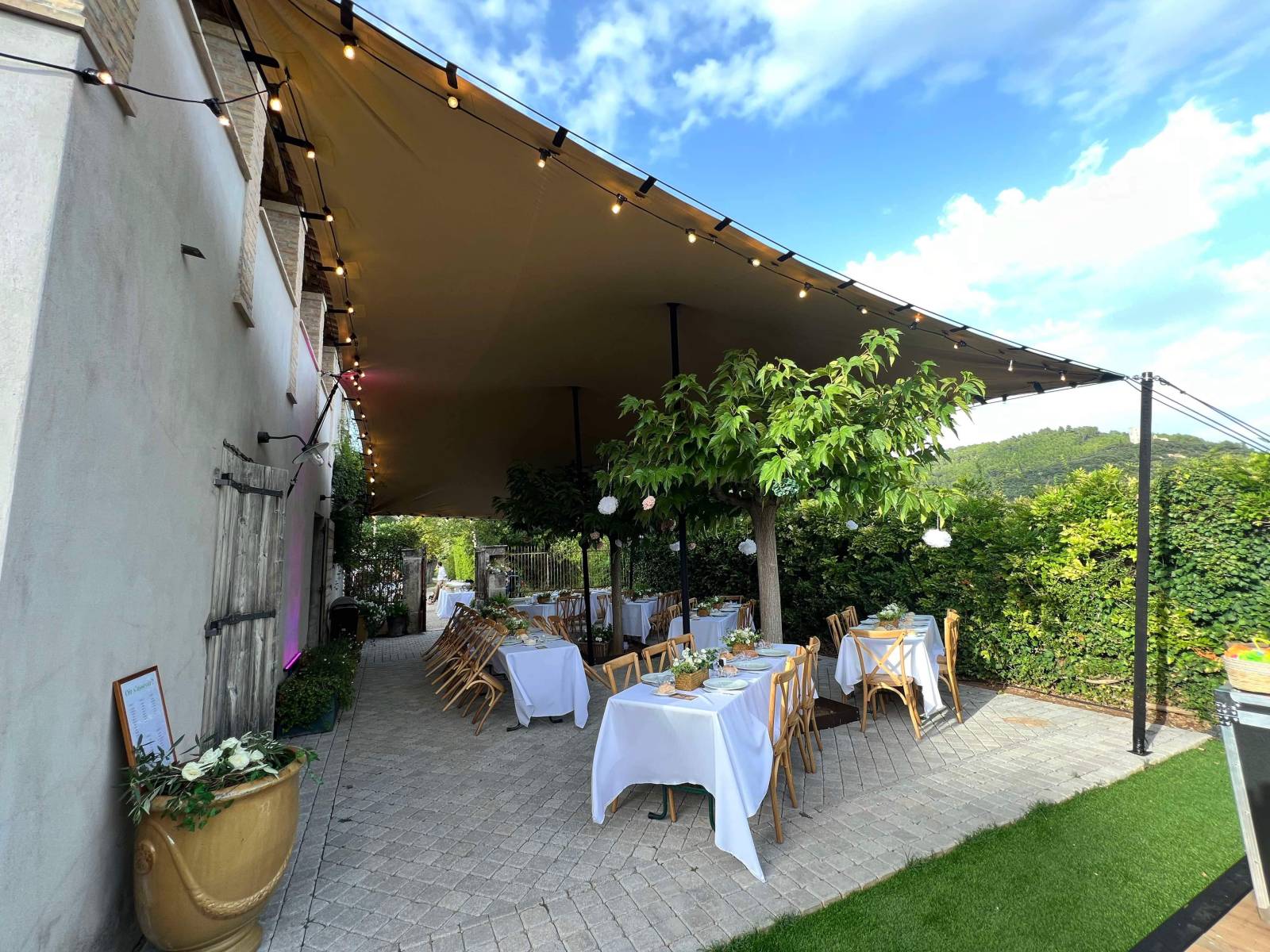 Riviera Loc Events, votre partenaire pour la location de mobilier et tentes pour votre évènement