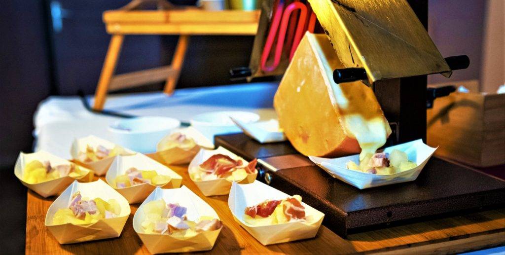 Atelier traiteur raclette sur-mesure pour vos invités Charcuteries fines, pommes de terre fondantes et fromages sélectionnés pour un moment chaleureux et élégant.