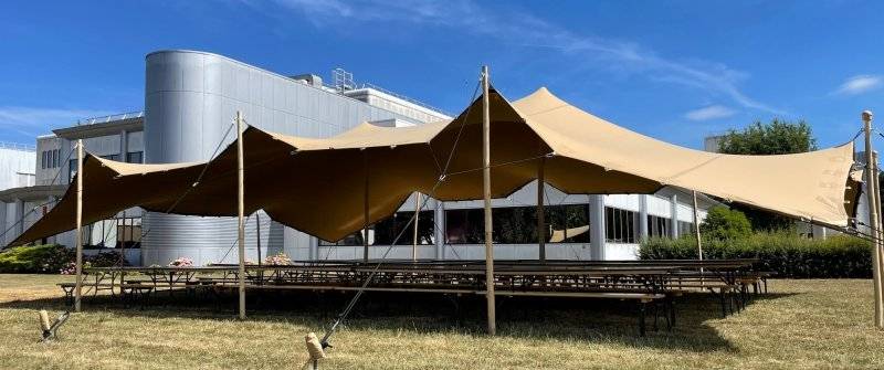 Tente stretch Riviera Loc Events installée dans un domaine viticole du Var pour un mariage estival haut de gamme.