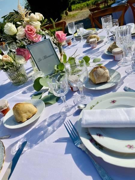 Présentation du dressage  d'une table de mariage avec notre vaisselle à Fréjus - Saint -Raphaël