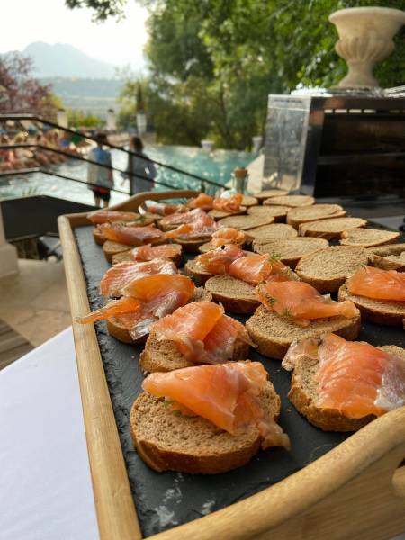Animation découpe de saumon gravlax en direct pour mariage en Provence Un moment raffiné où finesse, fraîcheur et savoir-faire s’invitent à votre réception.