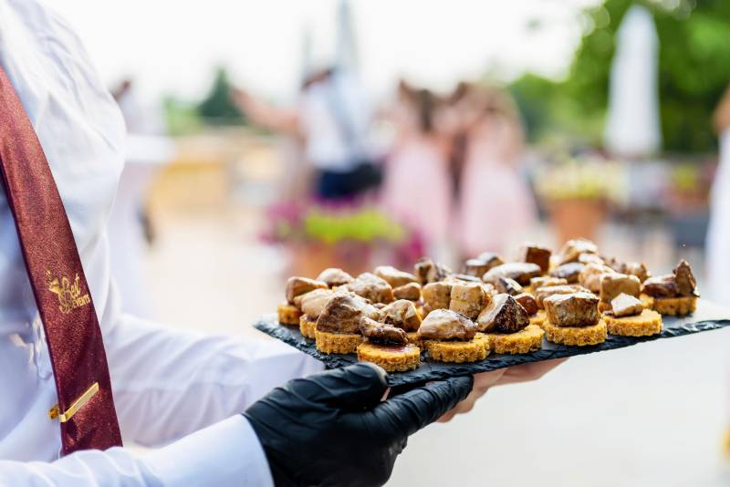 Stand traiteur de grillades sur domaine en Provence Idéal pour les mariages champêtres et les soirées d’été festives sous les étoiles.