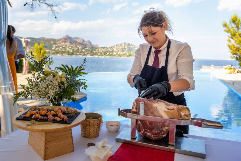 Découpe de jambon ibérique en direct pour un mariage d’exception en Provence Un maître trancheur, un jambon d’exception, et une animation élégante aux saveurs ibériques pour sublimer votre réception.