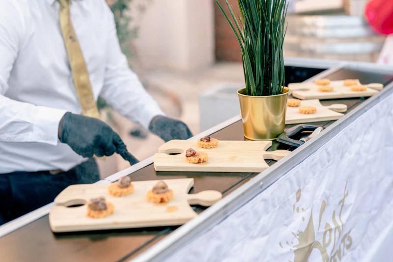 Grillades sur brasero pour une réception de mariage chaleureuse Flammes, parfums envoûtants et cuisson spectacle : l’animation culinaire par excellence.