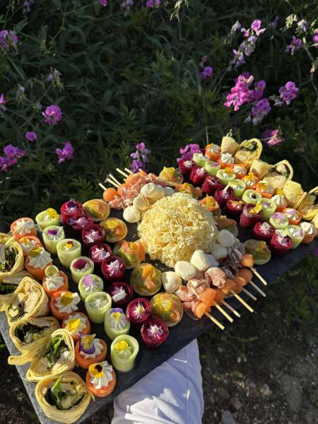 Décoration de table bohème pour brunch de mariage Tons naturels, vaisselle élégante et fleurs fraîches pour une ambiance douce et chic.