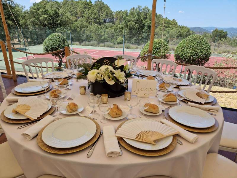 Buffet sucré-salé pour un brunch raffiné Viennoiseries artisanales, salades fraîches et charcuterie locale pour émerveiller les papilles.