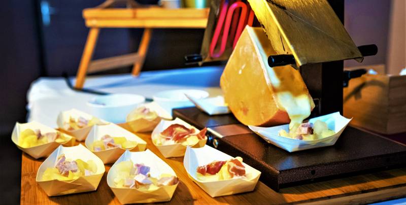 Animation raclette pour votre mariage en Provence : ambiance savoyarde garantie pour vos invités