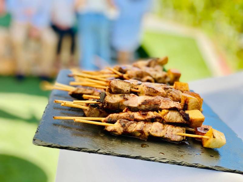 Animation barbecue chic pour mariage en Provence Viandes et légumes grillés en direct devant vos invités pour une ambiance conviviale et raffinée.