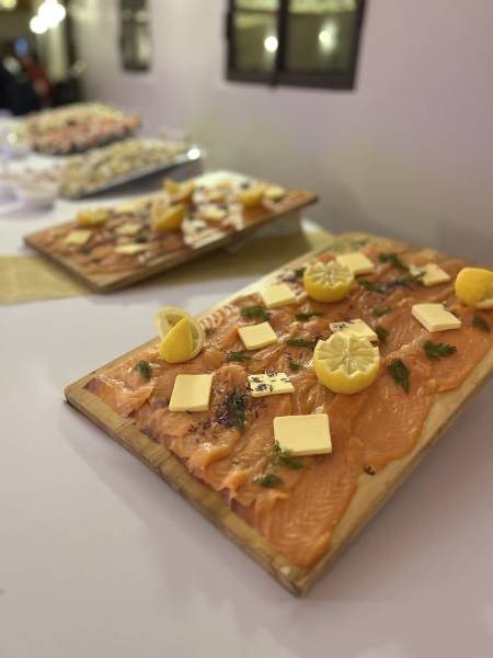 Saumon gravlax maison découpé à la minute devant vos invités Une animation élégante et gourmande pour un cocktail de mariage haut de gamme.