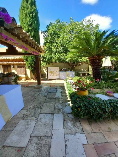 Cuisine asiatique en live cooking pour mariage original Un voyage culinaire au cœur de l’Asie, servi dans un cadre provençal raffiné.