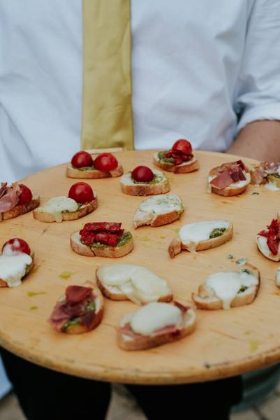 Brochettes gourmandes servies à la plancha lors d’un mariage en plein air Un mix savoureux de produits frais pour ravir tous les palais, du plus classique au plus audacieux.