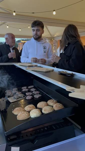 Mini burgers gastronomiques pour un cocktail de mariage original Recettes savoureuses, pain maison et dressage raffiné pour un atelier traiteur inoubliable.