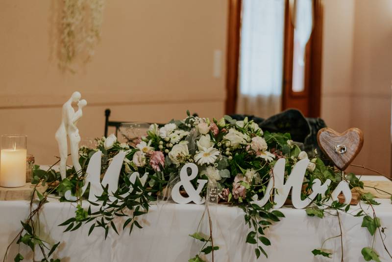 Pourquoi louer du mobilier événementiel est un choix stratégique pour vos réceptions en Côte d'Azur, proche Saint-Raphaël / Fréjus et ses environs