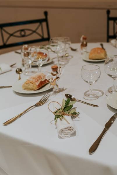 Prestation traiteur repas assis pour un mariage organisé au bord de l'eau dans le Var