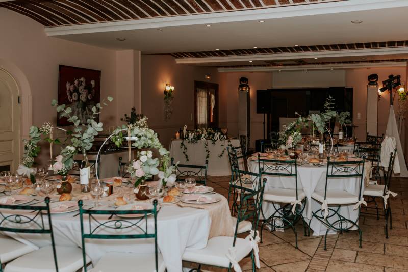 Pourquoi louer du mobilier événementiel est un choix stratégique pour vos réceptions en Côte d'Azur, proche Saint-Raphaël / Fréjus et ses environs