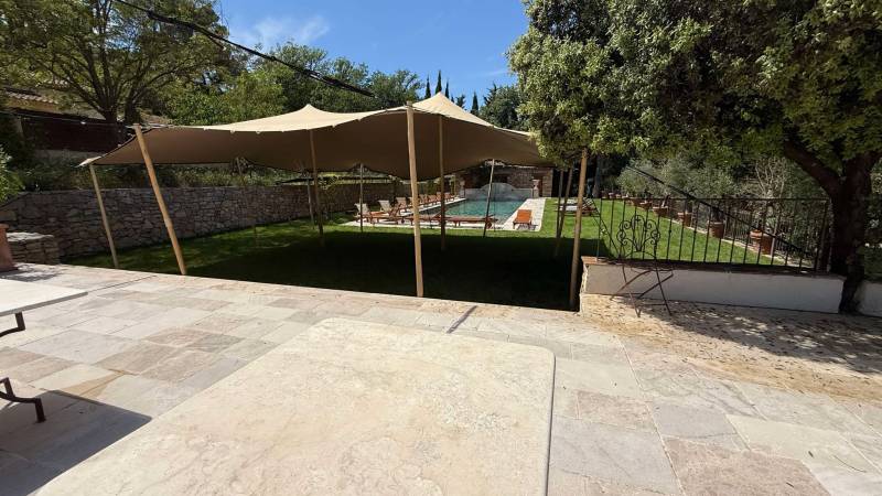 Installation sur-mesure d’une tente stretch en bord de mer, idéale pour une réception les pieds dans le sable