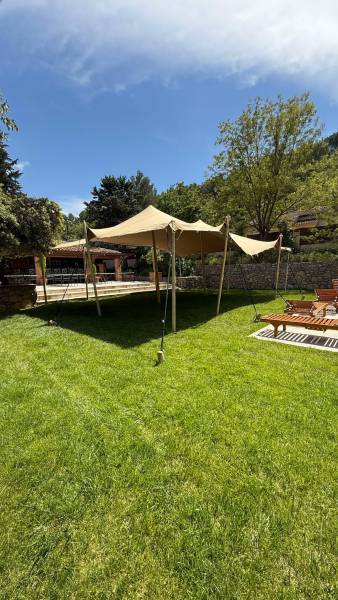 Mariage en Provence sous tente stretch beige : charme naturel et protection solaire pour vos invités